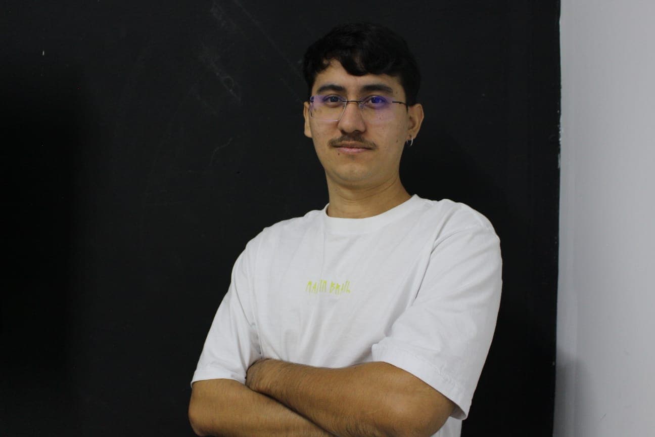 Retrato de João Bernardo sorrindo levemente, em fundo neutro